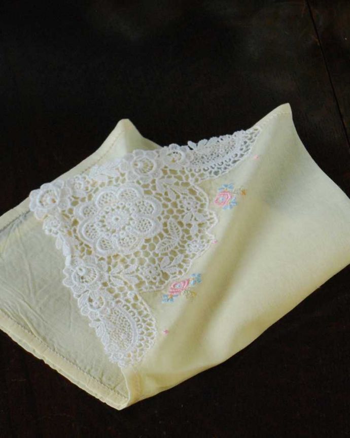 アンティーク 布製の雑貨 アンティーク雑貨 フランスで見つけたレースと刺繍が可愛いアンティークのハンカチ(ドイリー)。一枚一枚手作業で丁寧に編み込まれていますハンドメイドの繊細さとあたたかさがあります。(m-2960-z)