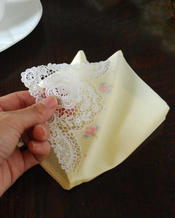 アンティーク 布製の雑貨 アンティーク雑貨 フランスで見つけたレースと刺繍が可愛いアンティークのハンカチ(ドイリー)。コンディションの良いものだけを選びましたアンティークなので、多少の汚れやシミがある場合がありますが、キレイなものだけを選んできました。(m-2960-z)
