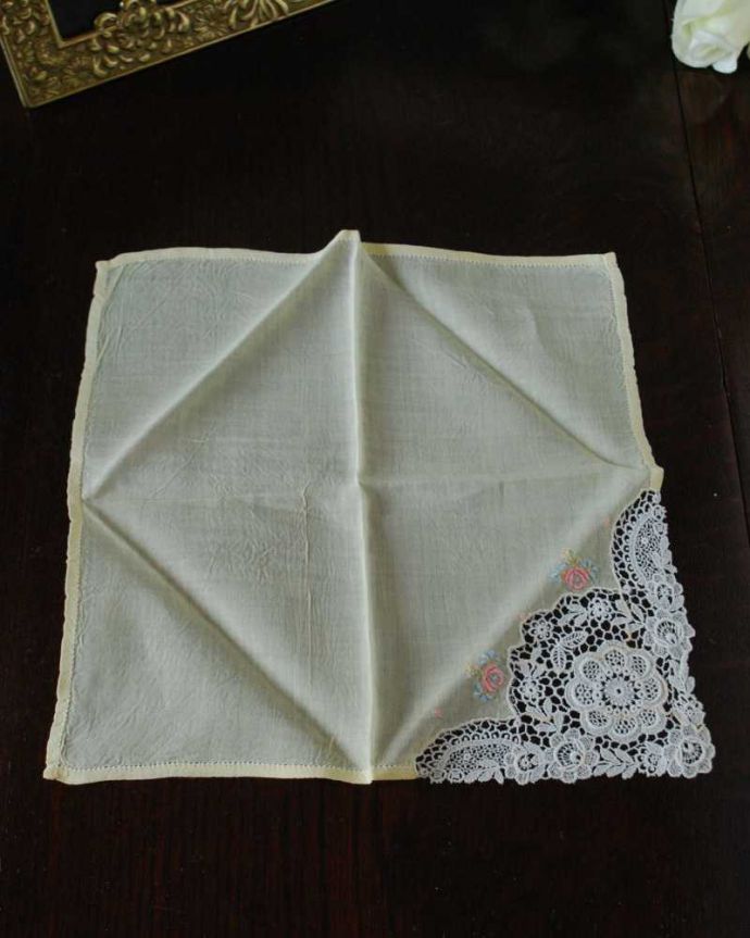 アンティーク 布製の雑貨 アンティーク雑貨 フランスで見つけたレースと刺繍が可愛いアンティークのハンカチ(ドイリー)。上から見ると・・・女性らしくて見ているだけでワクワクしちゃうデザイン。(m-2960-z)