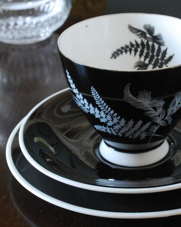 アンティーク 陶磁器の雑貨　アンティーク雑貨　ロイヤルアルバート社（ナイト＆デイ）アンティークのカップ＆ソーサートリオ。飾って使って楽しむ小さなアンティークアンティークでしか手に入れることが出来ない美しい模様のカップ＆ソーサー。(m-2974-z)