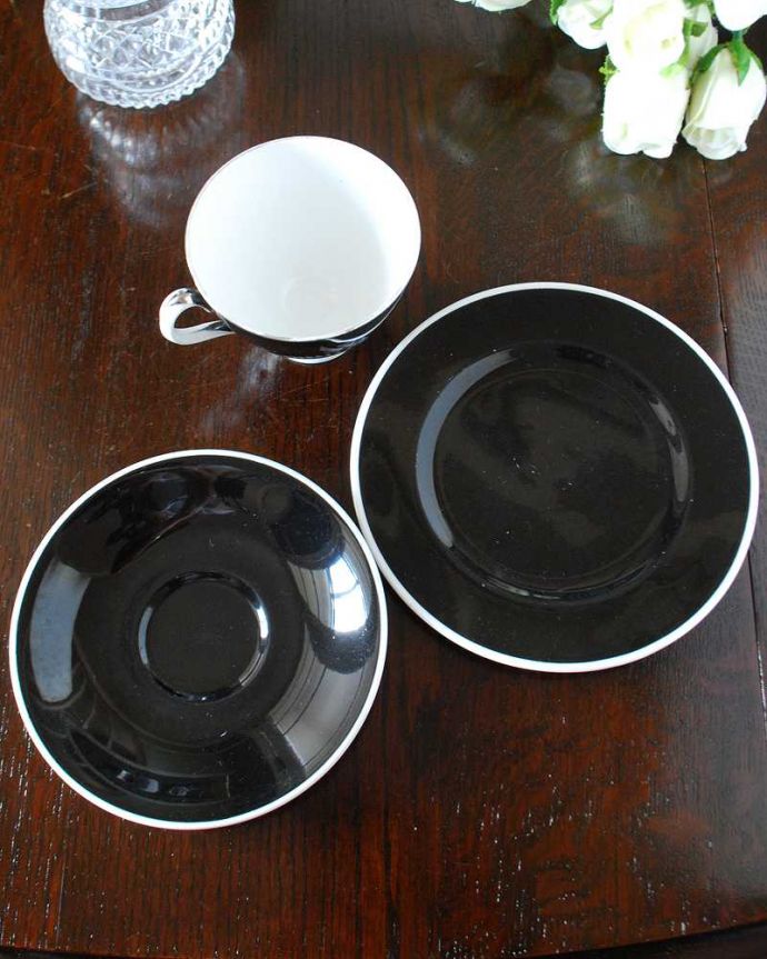 アンティーク 陶磁器の雑貨　アンティーク雑貨　ロイヤルアルバート社（ナイト＆デイ）アンティークのカップ＆ソーサートリオ。アンティークは新品ではありませんので、多少のキズ・汚れがある場合があります。(m-2974-z)