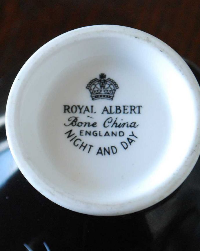 アンティーク 陶磁器の雑貨　アンティーク雑貨　ロイヤルアルバート社（ナイト＆デイ）アンティークのカップ＆ソーサートリオ。裏側には品質の証ひっくり返して見ると、こんな感じのポーセリンマークを見つけることが出来ます。(m-2974-z)