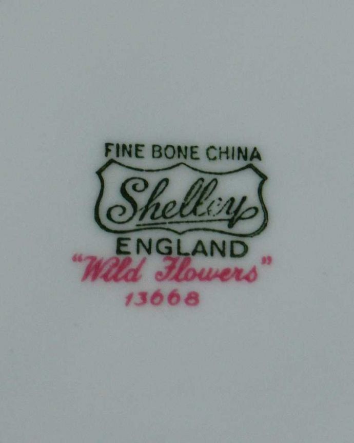 シェ―リー窯　アンティーク雑貨　シェリーのワイルドフラワー（Wild Flower）、アンティークB＆Bプレート。裏側には品質の証製造メーカー保証の意味がこもった窯印、ポーセリンマークがあります。(m-2982-z)