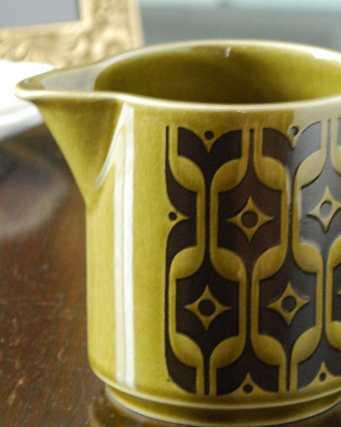 Hornsea(ホーンジー) アンティーク雑貨 ホーンジー社ミルクピッチャー、HORNSEA「エアルーム」シリーズ(レイクランドグリーン)。ホーンジーの代表作「HEIR LOOM」1966年に発表されたホーンジーらしい最初のデザイン「ヘアルーム」ポコポコッとした表面のくぼんだ部分に特殊な釉薬を使ってカラーリングされています。(m-2984-z)