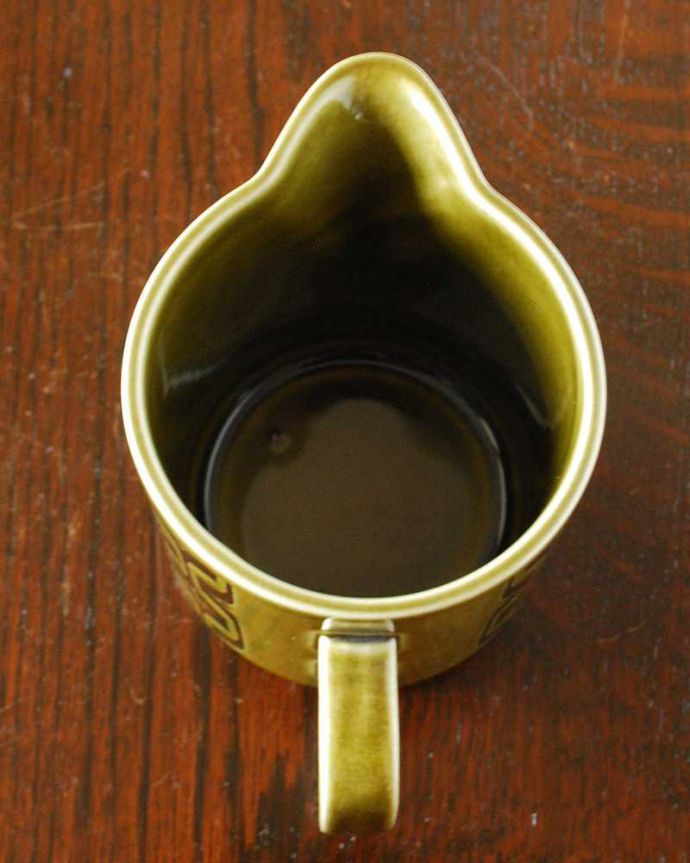 Hornsea(ホーンジー) アンティーク雑貨 ホーンジー社ミルクピッチャー、HORNSEA「エアルーム」シリーズ(レイクランドグリーン)。上からのぞいてみると・・・新品ではないので、多少の欠け・キズがある場合がありますが、使用上問題がないものだけを選んできました。(m-2984-z)