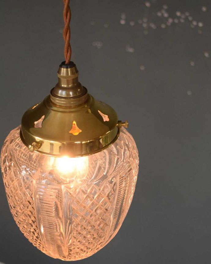 ペンダントライト　照明・ライティング　イギリスで見つけたアンティークガラスシェード（コード・シャンデリア電球・ギャラリーD付き）。。(m-2985-z)