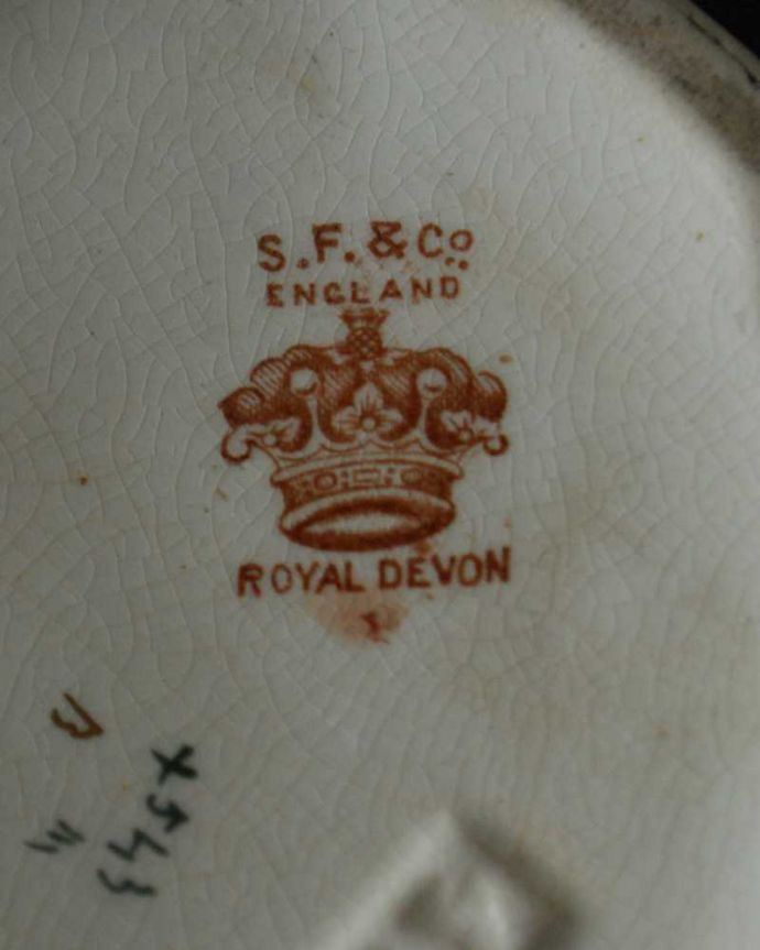 アンティーク 陶磁器の雑貨　アンティーク雑貨　英国輸入の陶磁器、ロイヤルデボン（ROYAL DEVON）のアンティークフラワーベース。裏側にポーセリンマークロイヤルデヴォン社の保証の意味がこもった窯印、こんなポーセリンマークがあります。(m-2986-z)