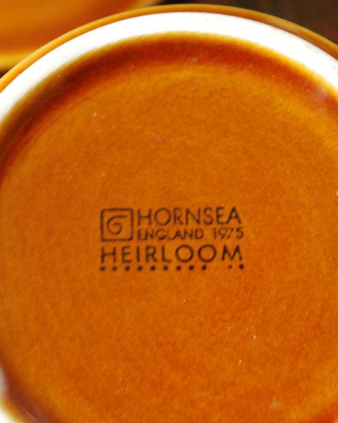 Hornsea（ホーンジー）　アンティーク雑貨　HORNSEA「エアルーム」シリーズ（オータムブラウン） ホーンジー社シュガーポット。裏側には品質の証製造メーカー保証の意味がこもった窯印、ポーセリンマークがあります。(m-2988-z)
