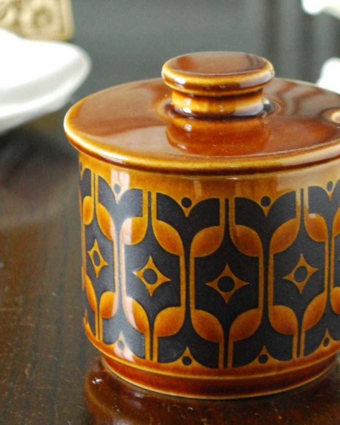 Hornsea（ホーンジー）　アンティーク雑貨　ホーンジー社シュガーポット、HORNSEA「エアルーム」シリーズ（オータムブラウン）。ホーンジーの代表作「HEIR LOOM」1966年に発表されたホーンジーらしい最初のデザイン「ヘアルーム」ポコポコッとした表面のくぼんだ部分に特殊な釉薬を使ってカラーリングされています。(m-2990-z)