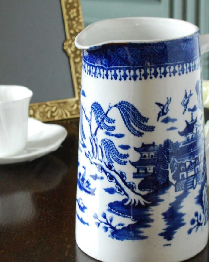 アンティーク 陶磁器の雑貨 アンティーク雑貨 英国伝統のデザインウィローパターンのウォータージャグ 、イギリス輸入アンティーク雑貨。英国の家庭には必ずあるウォータージャグアルコールを飲まない人のためにテーブルの中央にお水を置いて置かれていたウォータージャグです。(m-2992-z)