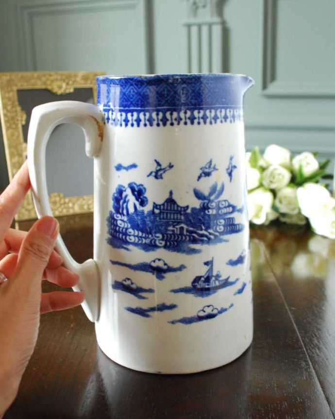 アンティーク 陶磁器の雑貨 アンティーク雑貨 英国伝統のデザインウィローパターンのウォータージャグ 、イギリス輸入アンティーク雑貨。いろんな使い方が出来ます飲み物を入れるのはもちろんフラワーベースとしても使いやすい便利なサイズです。(m-2992-z)