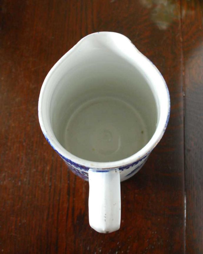 アンティーク 陶磁器の雑貨 アンティーク雑貨 英国伝統のデザインウィローパターンのウォータージャグ 、イギリス輸入アンティーク雑貨。中を見てみると・・・状態のいいものだけを選んでいますが、アンティークなのでキズや欠けがある場合があります。(m-2992-z)