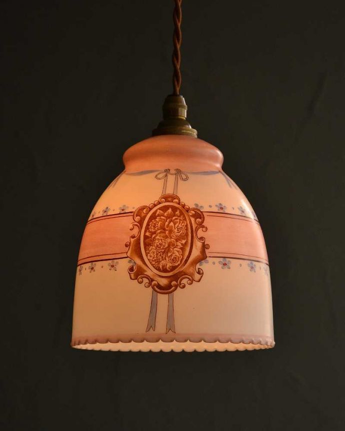 ペンダントライト　照明・ライティング　ピンクの薔薇のアンティークペンダントランプ（コード・シャンデリア電球・ギャラリーなし）。。(m-2993-z)