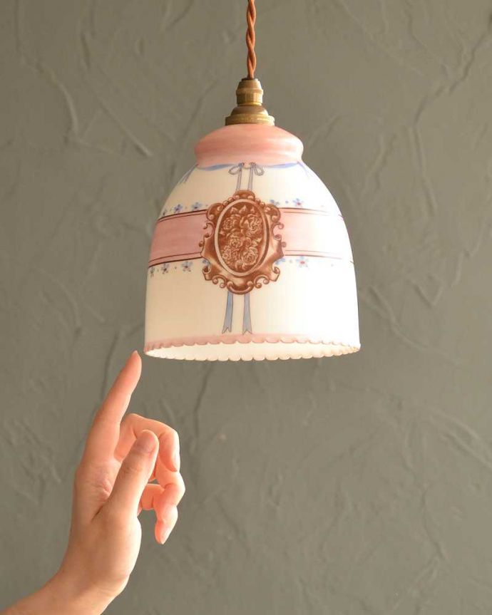 ペンダントライト　照明・ライティング　ピンクの薔薇のアンティークペンダントランプ（コード・シャンデリア電球・ギャラリーなし）。。(m-2993-z)