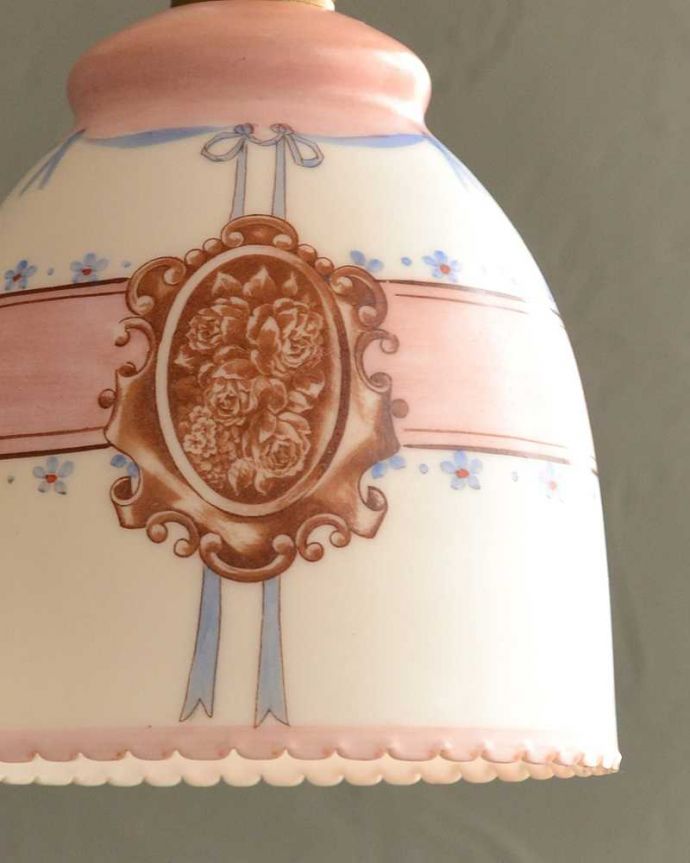 ペンダントライト　照明・ライティング　ピンクの薔薇のアンティークペンダントランプ（コード・シャンデリア電球・ギャラリーなし）。。(m-2993-z)