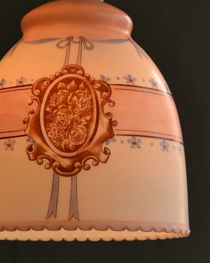 ペンダントライト　照明・ライティング　ピンクの薔薇のアンティークペンダントランプ（コード・シャンデリア電球・ギャラリーなし）。。(m-2993-z)