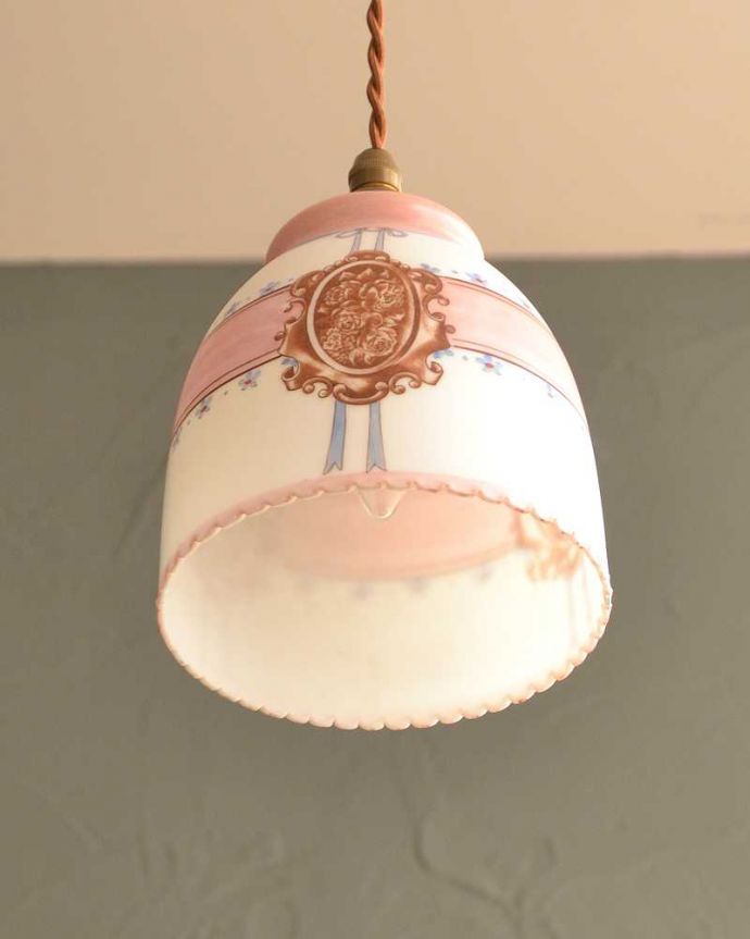 ペンダントライト　照明・ライティング　ピンクの薔薇のアンティークペンダントランプ（コード・シャンデリア電球・ギャラリーなし）。。(m-2993-z)