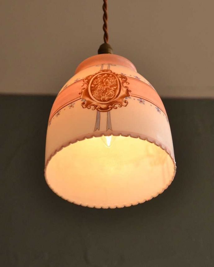 ペンダントライト　照明・ライティング　ピンクの薔薇のアンティークペンダントランプ（コード・シャンデリア電球・ギャラリーなし）。。(m-2993-z)