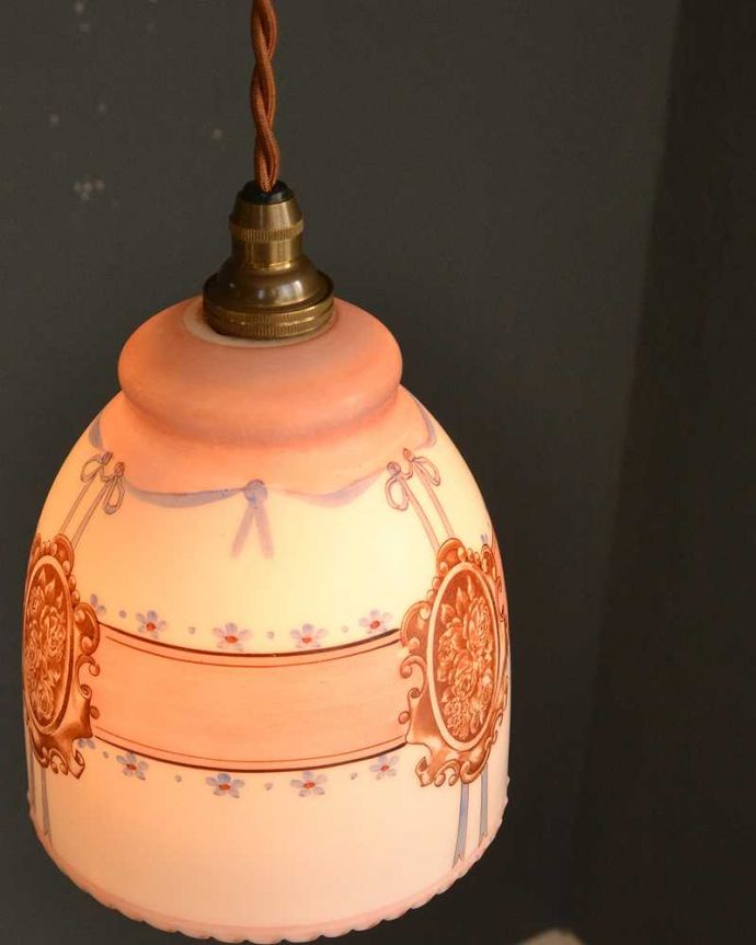 ペンダントライト　照明・ライティング　ピンクの薔薇のアンティークペンダントランプ（コード・シャンデリア電球・ギャラリーなし）。。(m-2993-z)