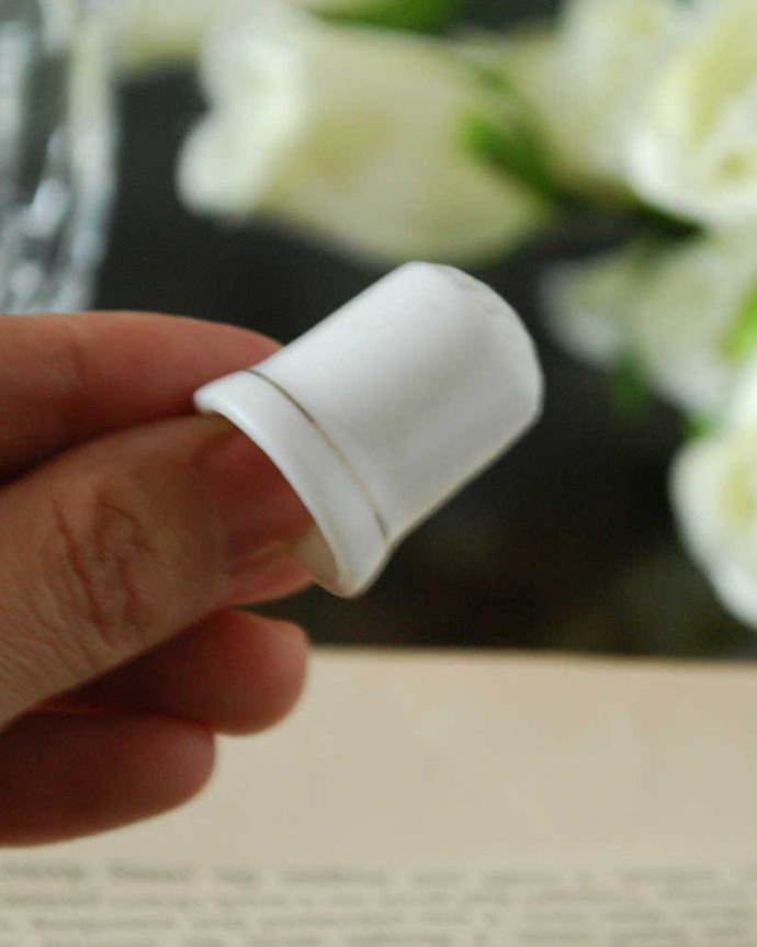 アンティーク 陶磁器の雑貨　アンティーク雑貨　可愛い黄色のお花が咲いた、イギリスで出会ったアンティークシンブル。コレクションしたくなる可愛らしさ指の帽子（finger hat)とも呼ばれるコロンとした形。(m-2999-z)