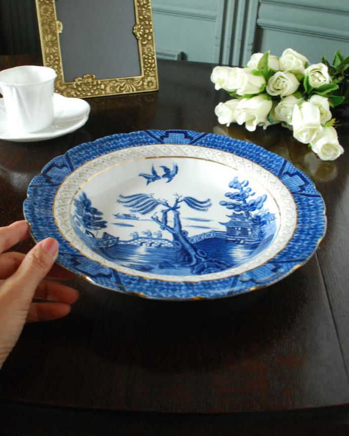 アンティーク 陶磁器の雑貨　アンティーク雑貨　ブルーとゴールドの装飾が美しいアンティークウィロウパターンのディッシュプレート。飾って使って楽しむアンティーク食卓で使うのはもちろん、作品として飾っておくコレクターも多いアンティークのディナープレートです。(m-3003-z)