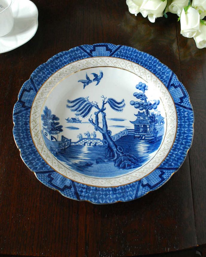 アンティーク 陶磁器の雑貨　アンティーク雑貨　ブルーとゴールドの装飾が美しいアンティークウィロウパターンのディッシュプレート。上から見るとこんな感じです状態のいいものだけを選んでいますが、アンティークなのでキズや欠けがある場合があります。(m-3003-z)