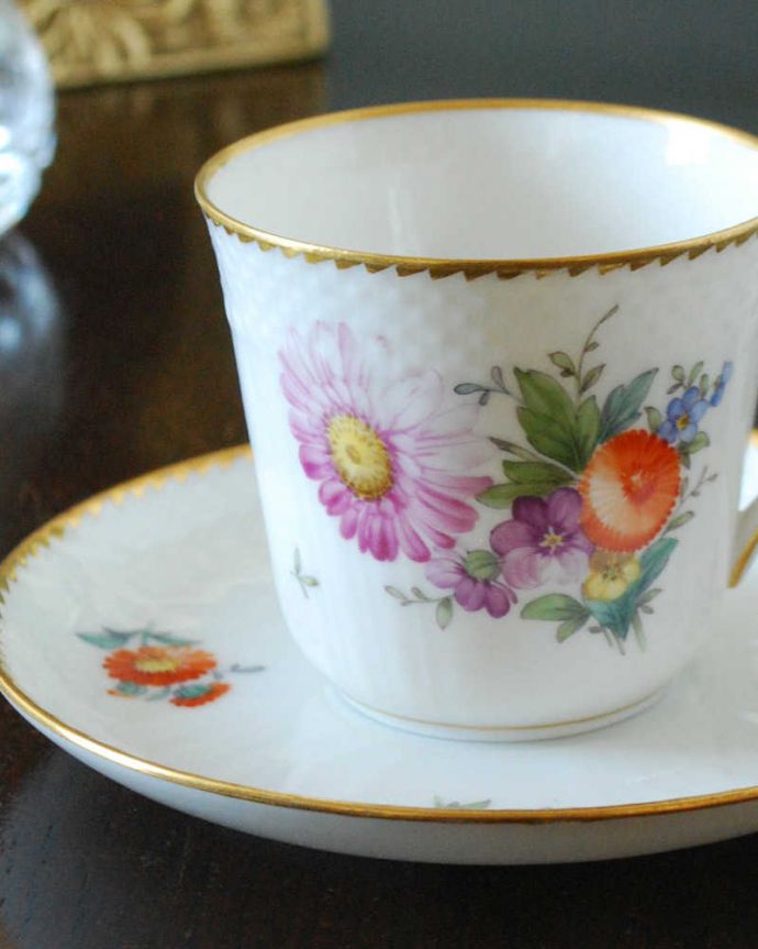アンティーク 陶磁器の雑貨　アンティーク雑貨　色とりどりの可愛いお花が華やかなアンティークカップ＆ソーサー （ロイヤルコペンハーゲン）。飾って使って楽しむ小さなアンティークアンティークでしか手に入れることが出来ない美しい模様のカップ＆ソーサー。(m-3005-z)