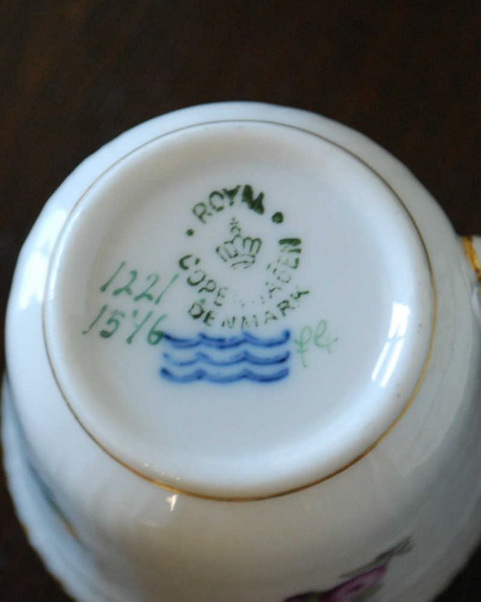 アンティーク 陶磁器の雑貨　アンティーク雑貨　色とりどりの可愛いお花が華やかなアンティークカップ＆ソーサー （ロイヤルコペンハーゲン）。裏側には品質の証製造メーカー保証の意味がこもった窯印、ポーセリンマークがあります。(m-3005-z)