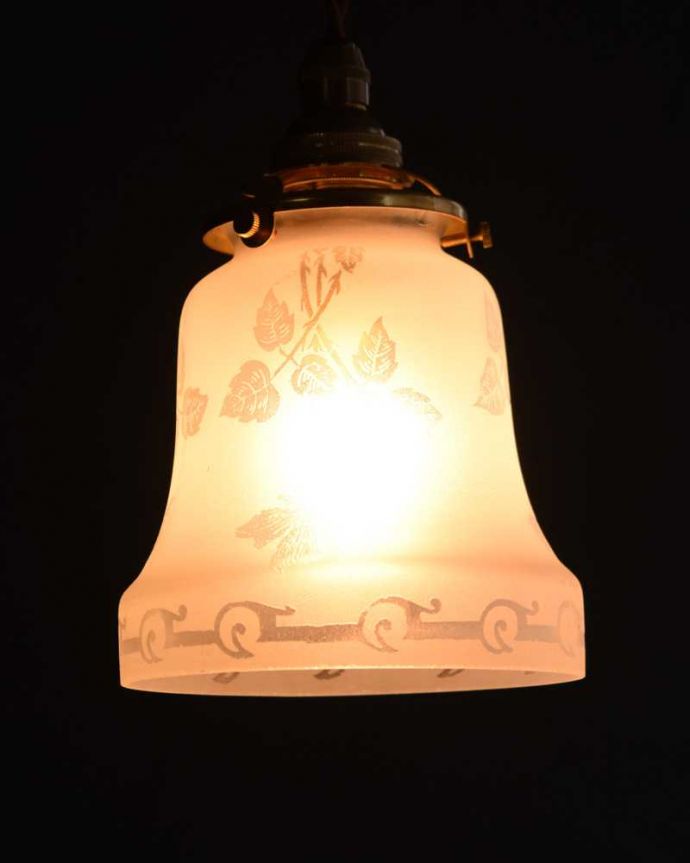 ペンダントライト　照明・ライティング　可愛いお花模様が浮かびあがるアンティークペンダントライト　シェード(コード・シャンデリア電球・ギャラリーA付き)。。(m-3006-z)