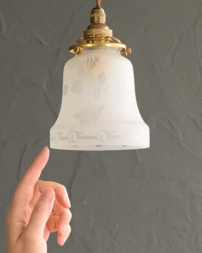 ペンダントライト　照明・ライティング　可愛いお花模様が浮かびあがるアンティークペンダントライト　シェード(コード・シャンデリア電球・ギャラリーA付き)。。(m-3006-z)