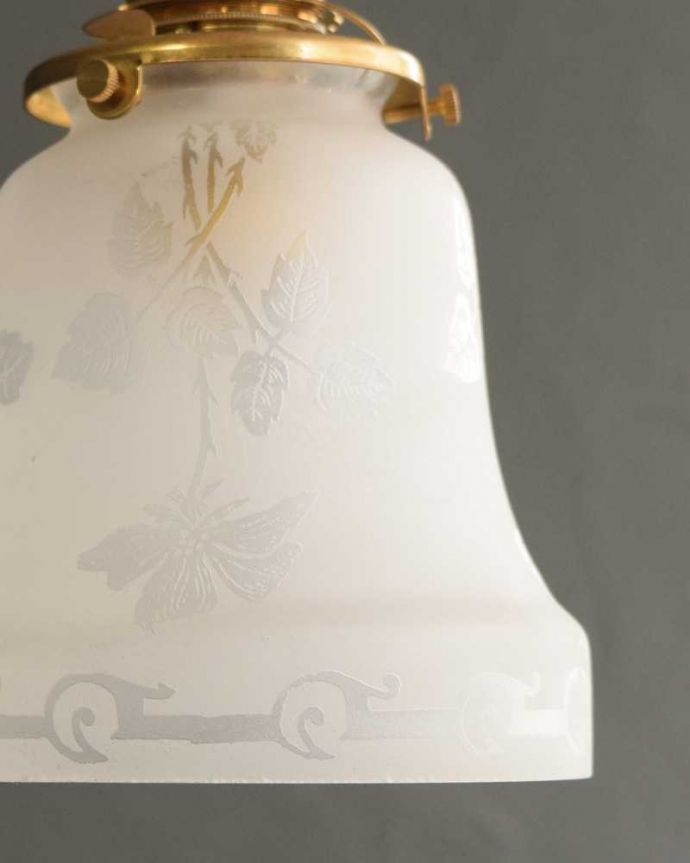 ペンダントライト　照明・ライティング　可愛いお花模様が浮かびあがるアンティークペンダントライト　シェード(コード・シャンデリア電球・ギャラリーA付き)。。(m-3006-z)