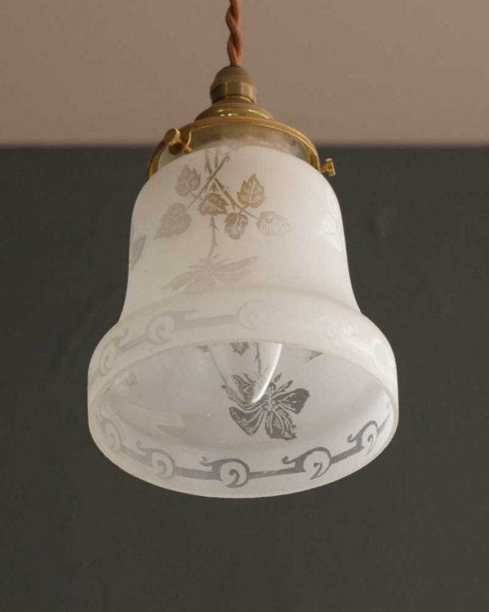 ペンダントライト　照明・ライティング　可愛いお花模様が浮かびあがるアンティークペンダントライト　シェード(コード・シャンデリア電球・ギャラリーA付き)。。(m-3006-z)