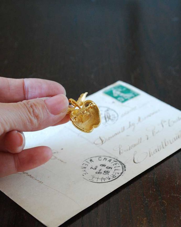 アンティーク その他の雑貨 アンティーク雑貨 ゴールドのリンゴがキラっと光る、アンティークのブローチ 。裏から見ると・・・ちゃんと磨いて、キレイにお直ししたのでしっかり使えます。(m-3015-z)