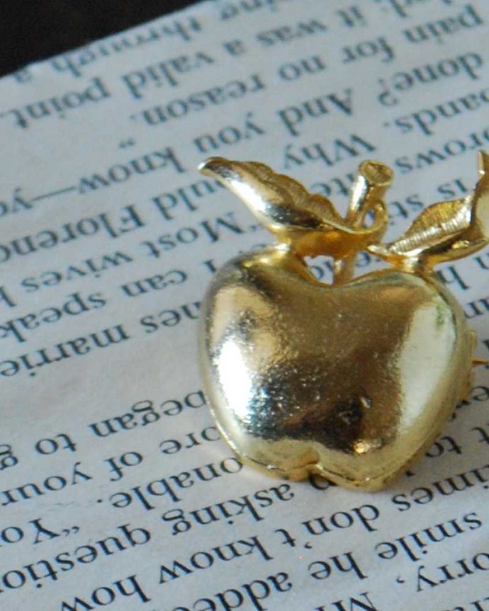 アンティーク その他の雑貨 アンティーク雑貨 ゴールドのリンゴがキラっと光る、アンティークのブローチ 。年月を重ねた大人の雰囲気現代作られたものとは、なんだか雰囲気が違うアンティークのアクセサリー。(m-3015-z)