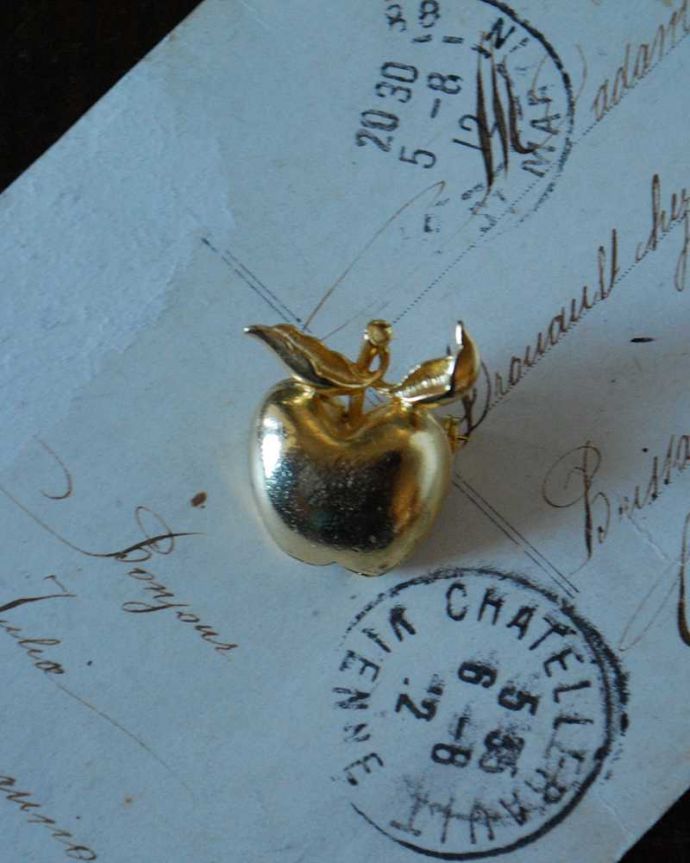 アンティーク その他の雑貨 アンティーク雑貨 ゴールドのリンゴがキラっと光る、アンティークのブローチ 。上から見るとこんな感じですアンティークなので多少のキズ・汚れがある場合がありますが、使用上問題はありませんので、ご了承下さい。(m-3015-z)
