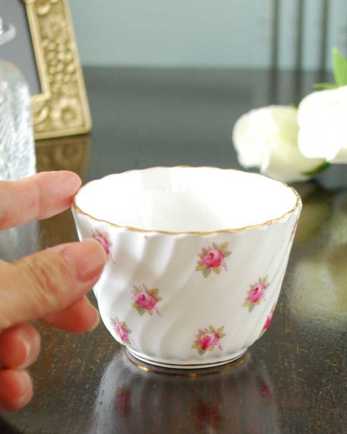 アンティーク 陶磁器の雑貨　アンティーク雑貨　ミニ薔薇が可愛い英国アンティークのシュガーポット(エインズレイ社)。自分流の使い方で楽しんでくださいアンティークなのでキズや汚れはありますが、使えるものだけを選んできました。(m-3026-z)