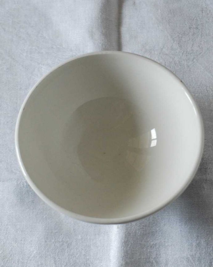アンティーク 陶磁器の雑貨　アンティーク雑貨　フランスから到着した青色のお花のアンティークカフェオレボウル。上からのぞいてみると･･･アンティークなので、必ずキズや汚れ、カケはありますが、コンディションのいいものを選んできました。(m-3029-z)