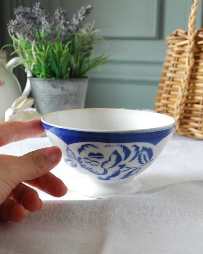 アンティーク 陶磁器の雑貨　アンティーク雑貨　青色のお花がキレイなフランスのアンティークカフェオレボウル。大きさはコレくらいですとっても使いやすい大きさ。(m-3031-z)