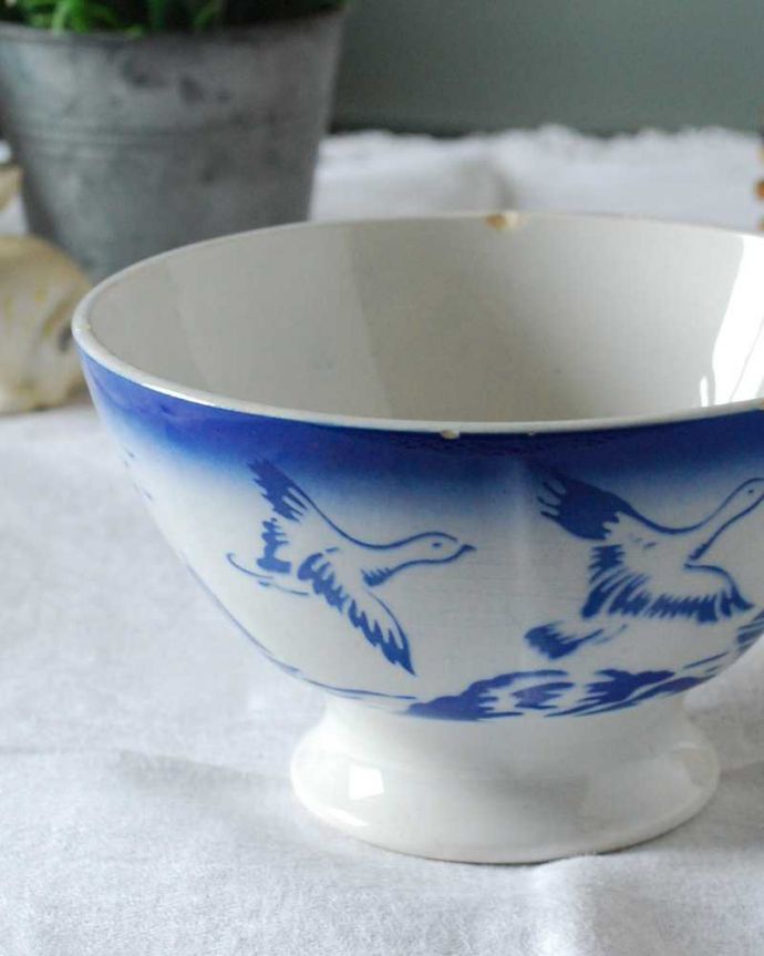 アンティーク 陶磁器の雑貨　アンティーク雑貨　フランス輸入の優雅に飛ぶスワンのアンティークカフェオレボウル。ほっこりとしたぬくもりフランスのアンティークのカフェオレボウルは、とにかく優しい雰囲気。(m-3032-z)