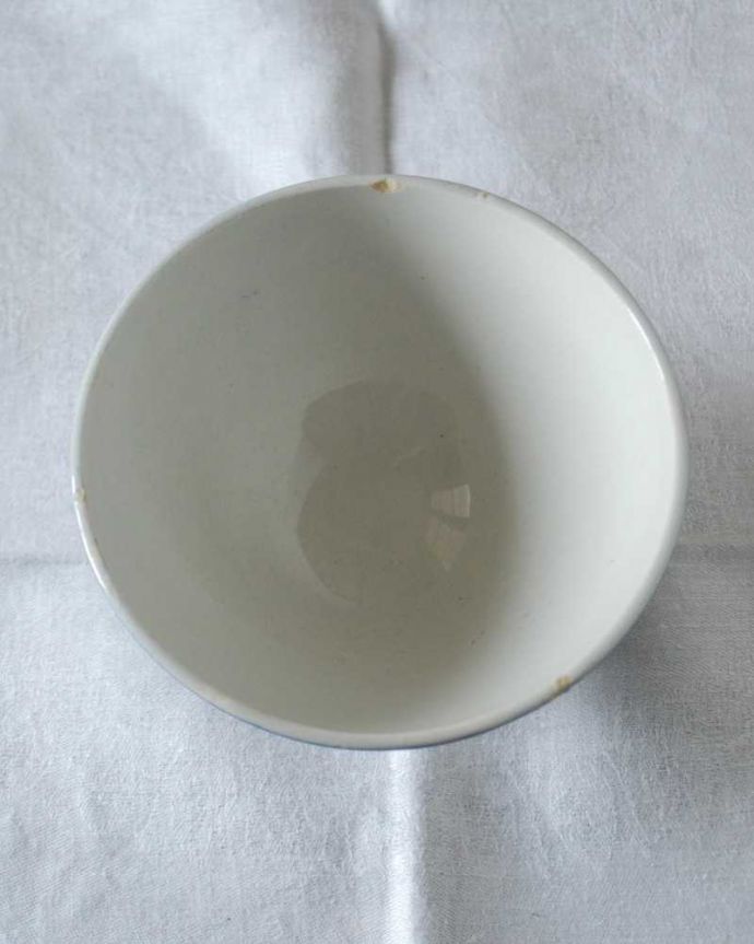 アンティーク 陶磁器の雑貨　アンティーク雑貨　フランス輸入の優雅に飛ぶスワンのアンティークカフェオレボウル。上からのぞいてみると･･･アンティークなので、必ずキズや汚れ、カケはありますが、コンディションのいいものを選んできました。(m-3032-z)