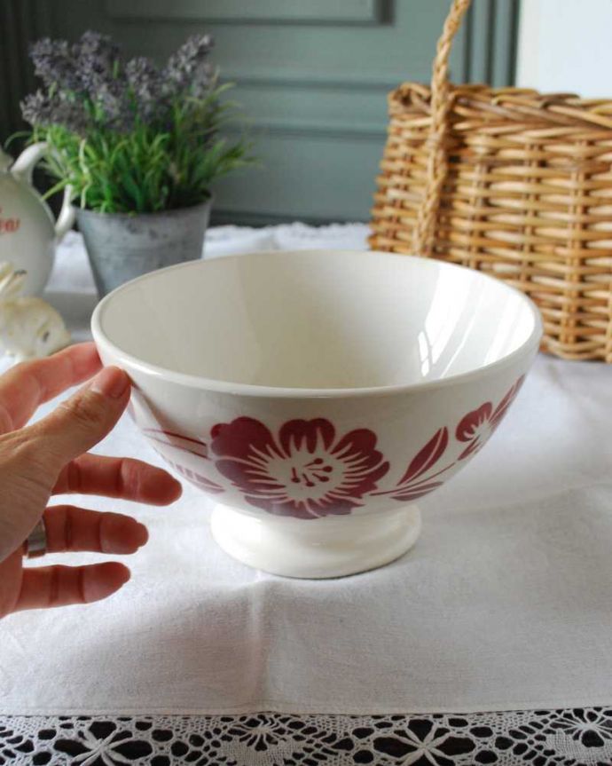 アンティーク 陶磁器の雑貨　アンティーク雑貨　お花模様が華やかなフランスのアンティークカフェオレボウル 。大きさはコレくらいですとっても使いやすい大きさ。(m-3033-z)