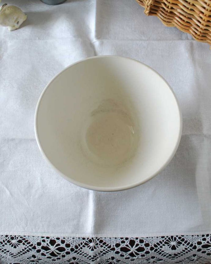 アンティーク 陶磁器の雑貨　アンティーク雑貨　お花模様が華やかなフランスのアンティークカフェオレボウル 。上からのぞいてみると･･･アンティークなので、必ずキズや汚れ、カケはありますが、コンディションのいいものを選んできました。(m-3033-z)