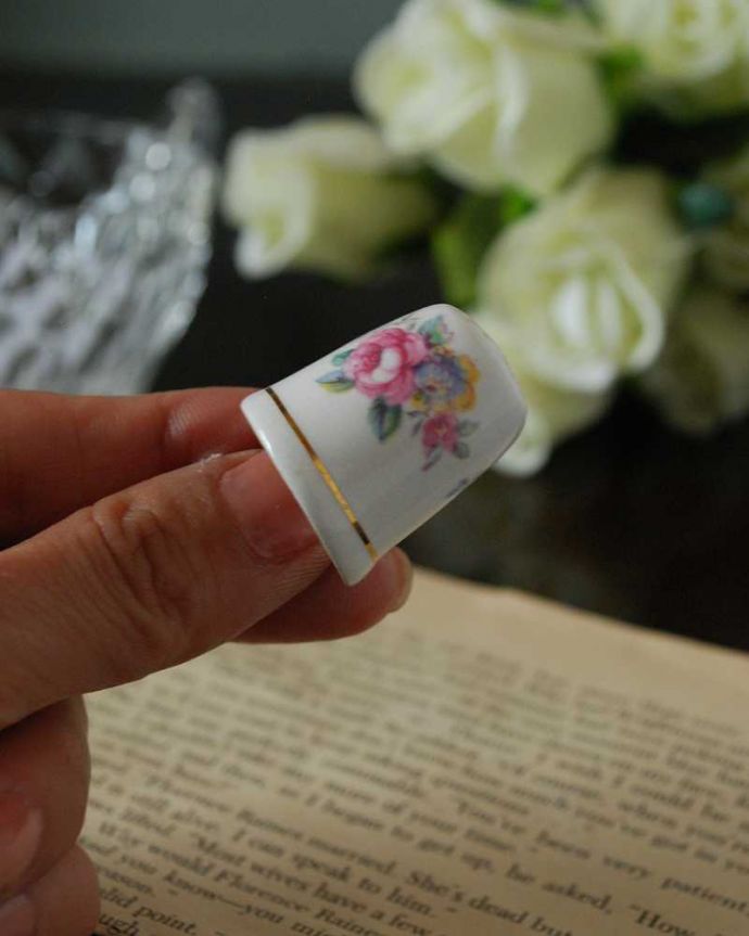 アンティーク 陶磁器の雑貨　アンティーク雑貨　お花のブーケが可愛い、イギリスで見つけたアンティークシンブル。コレクションしたくなる可愛らしさ指の帽子（finger hat)とも呼ばれるコロンとした形。(m-3035-z)