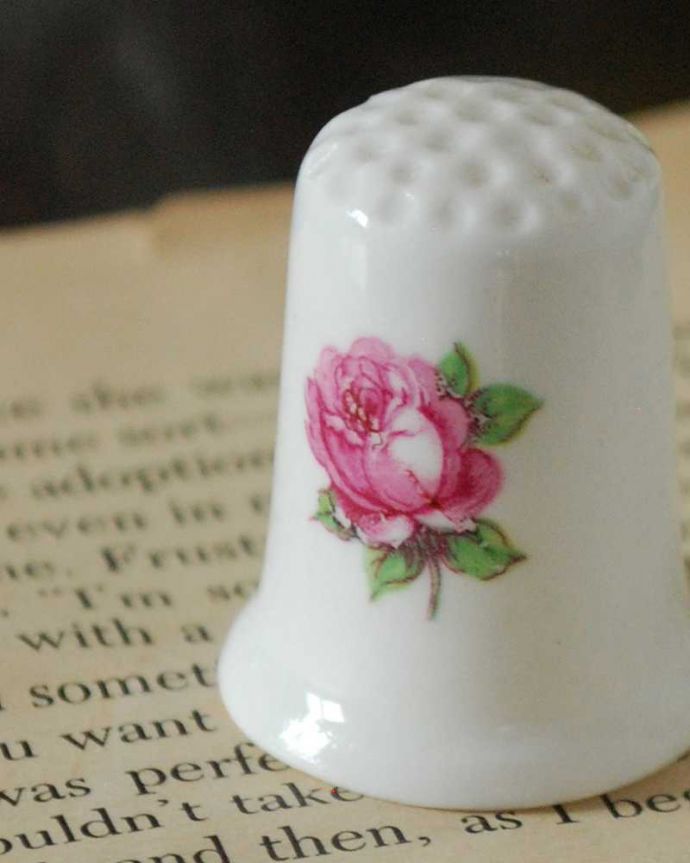 アンティーク 陶磁器の雑貨　アンティーク雑貨　ピンクのバラが可憐なイギリスで見つけたアンティークシンブル。幸運を呼ぶ女性のためのコレクションアイテムシンブルとは、上流階級の女性がたしなみとして行ったお裁縫の時に使った指ぬきのこと。(m-3036-z)