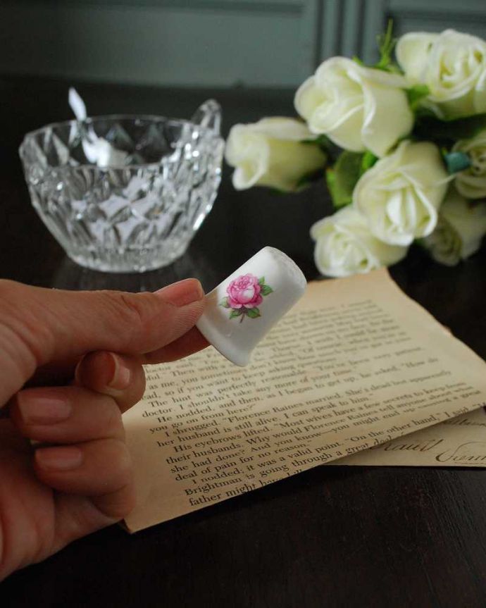 アンティーク 陶磁器の雑貨　アンティーク雑貨　ピンクのバラが可憐なイギリスで見つけたアンティークシンブル。コレクションしたくなる可愛らしさ指の帽子（finger hat)とも呼ばれるコロンとした形。(m-3036-z)