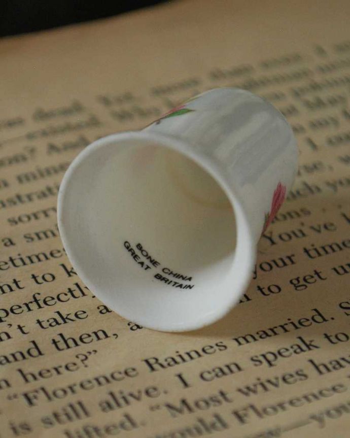 アンティーク 陶磁器の雑貨　アンティーク雑貨　ピンクのバラが可憐なイギリスで見つけたアンティークシンブル。キレイなものだけを買い付けていますアンティークは新品ではなので多少のキズ・汚れがある場合がありますが、キレイなもを買い付けてきました。(m-3036-z)