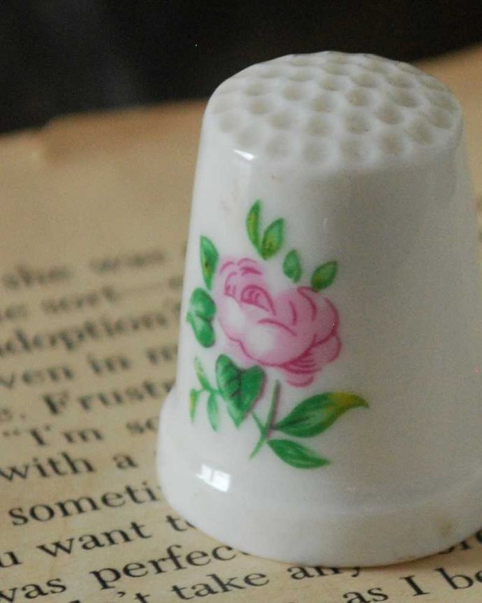 アンティーク 陶磁器の雑貨 アンティーク雑貨 可愛いピンクの芍薬が描かれた、イギリスで見つけたアンティークシンブル。幸運を呼ぶ女性のためのコレクションアイテムシンブルとは、上流階級の女性がたしなみとして行ったお裁縫の時に使った指ぬきのこと。(m-3039-z)