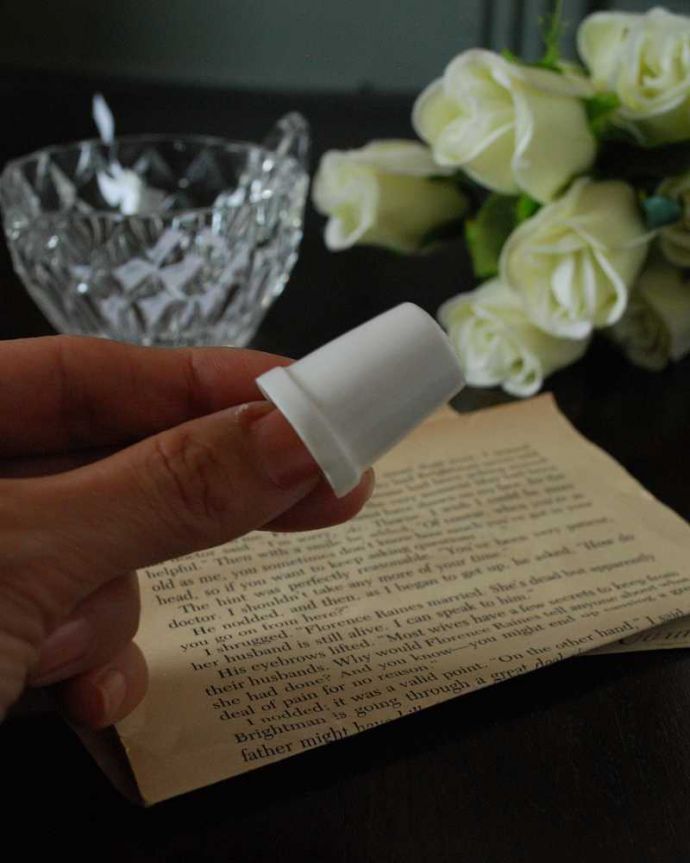 アンティーク 陶磁器の雑貨 アンティーク雑貨 可愛いピンクの芍薬が描かれた、イギリスで見つけたアンティークシンブル。コレクションしたくなる可愛らしさ指の帽子(finger hat)とも呼ばれるコロンとした形。(m-3039-z)