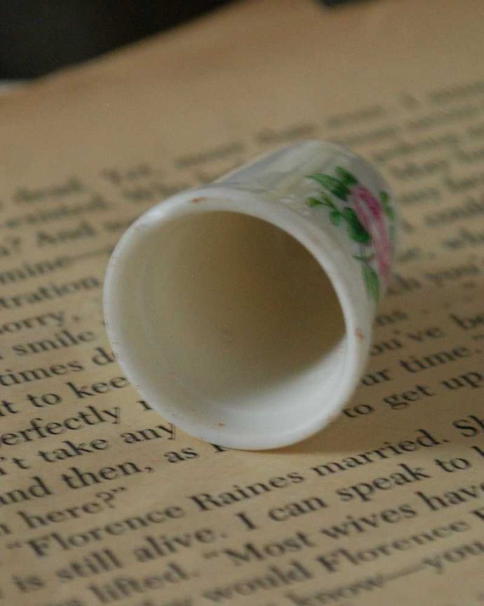 アンティーク 陶磁器の雑貨 アンティーク雑貨 可愛いピンクの芍薬が描かれた、イギリスで見つけたアンティークシンブル。キレイなものだけを買い付けていますアンティークは新品ではなので多少のキズ・汚れがある場合がありますが、キレイなもを買い付けてきました。(m-3039-z)