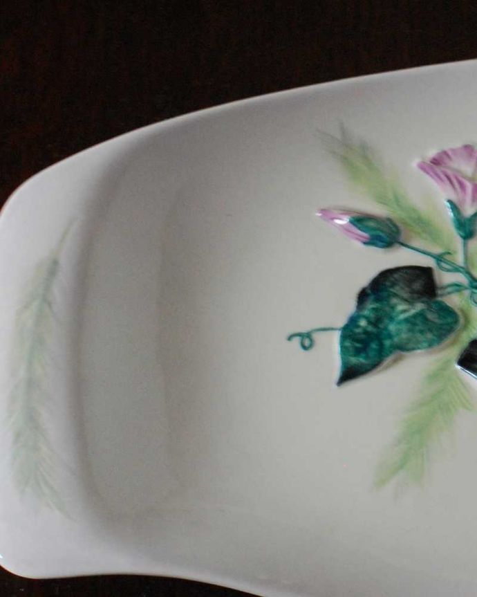 アンティーク 陶磁器の雑貨　アンティーク雑貨　朝顔の模様が描かれたカールトンウェア社のアンティークプレート。カールトンウェアらしい独創的なデザイン見た瞬間に分かるくらいカールトンウェアらしい独特のデザイン。(m-3040-z)